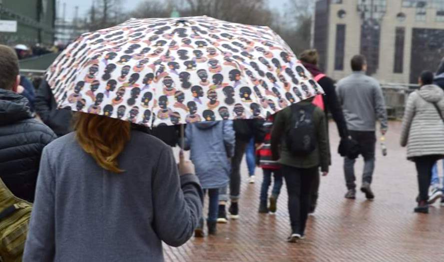 Por qué el paraguas con cabezas de «personas negras» es racista